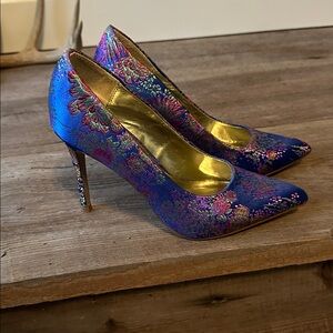 Carlos Santana Iridescent Embroidered Pump, size 5.5